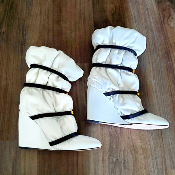 STUART WEITZMAN - Duvet Snow Bama Booties - Picture 8 of 16